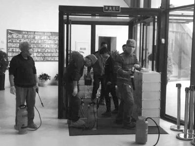 相關人員正在對園區(qū)消毒。讀者供圖