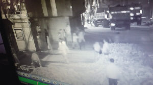 擋道3小時(shí)，司機(jī)路人“望磚興嘆”