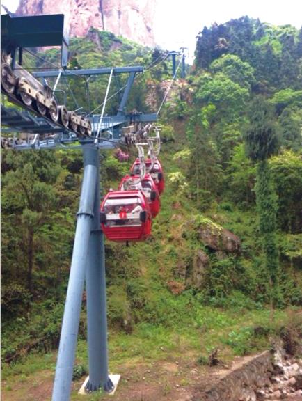 當(dāng)時(shí)還有3個(gè)轎廂懸在半空中。溫先生供圖