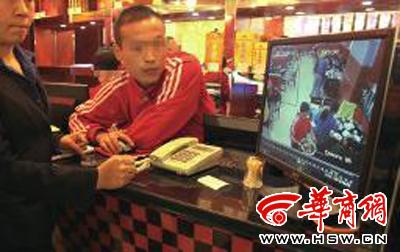 昨日，李女士展示從火鍋店抱回的火鍋，內(nèi)有濕巾