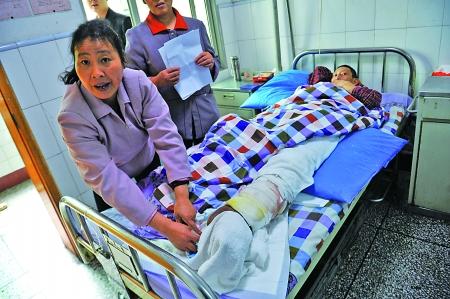 鄭其林擦藥酒的左腿出現(xiàn)潰爛，并伴隨大面積的皮膚壞死。記者 張路橋 攝