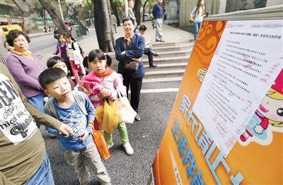 昨日，中華路小學(xué)貼出告示，提醒家長不要相信傳言。