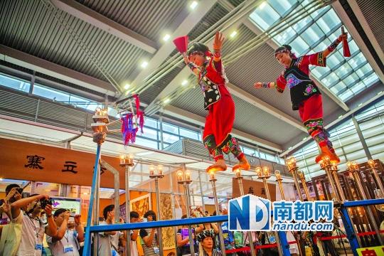 2號展館，苗族姑娘表演踩燈泡絕技《電光玫瑰》，赤腳踩上40瓦的燈泡并做出高難度動作。 南都記者 霍健斌 攝