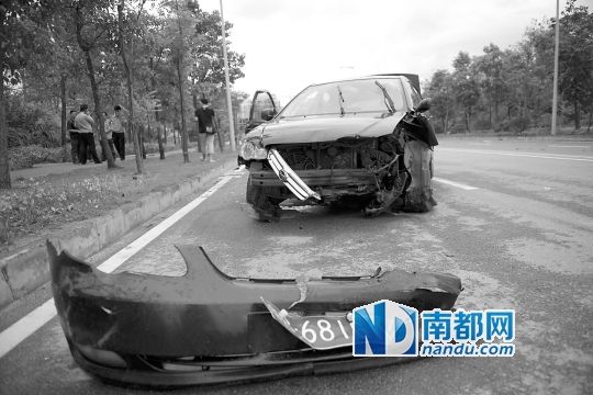 男子搶的比亞迪轎車車頭損毀嚴(yán)重。