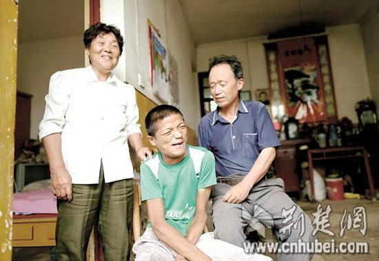 夫婦撿破爛種地為生 撫養(yǎng)患病棄嬰31年