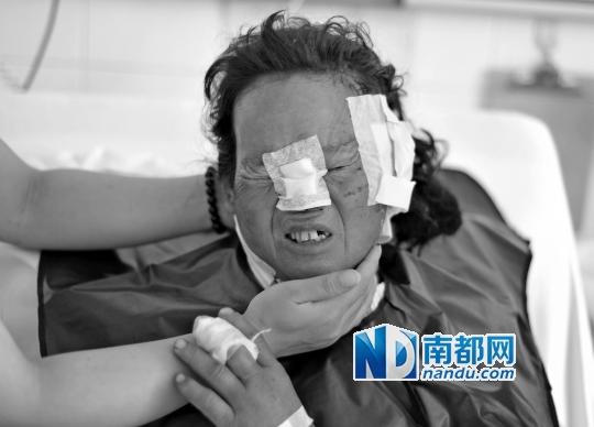 受狼群襲擊受傷較重的村民在接受救治。C FP圖片