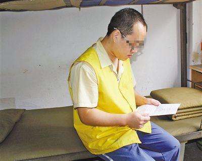 昨天，張文兵在看家書(shū)。 記者 鐘耕軍 攝