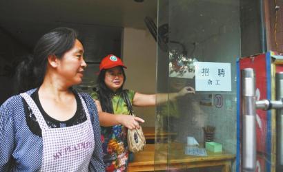 8月14日，市民志愿者體驗(yàn)城管執(zhí)法招呼商家不要亂張貼。