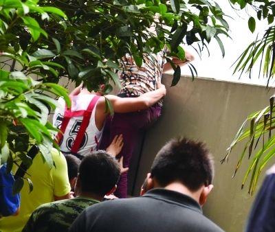 2小時(shí)后，該包工頭終于被抱下來了。