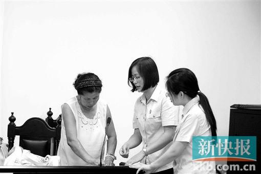 白春榮簽領(lǐng)國家賠償款。通訊員供圖