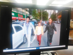 　　便衣民警將一名“站街女”帶回調(diào)查。