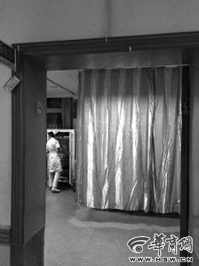 昨晚9時許，急診室簾后，6歲的小女孩靜靜地躺著 記者 卿榮波 攝