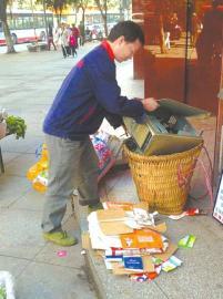 王光偉靠收廢品拾荒為生，每月僅有1000元的微薄收入。