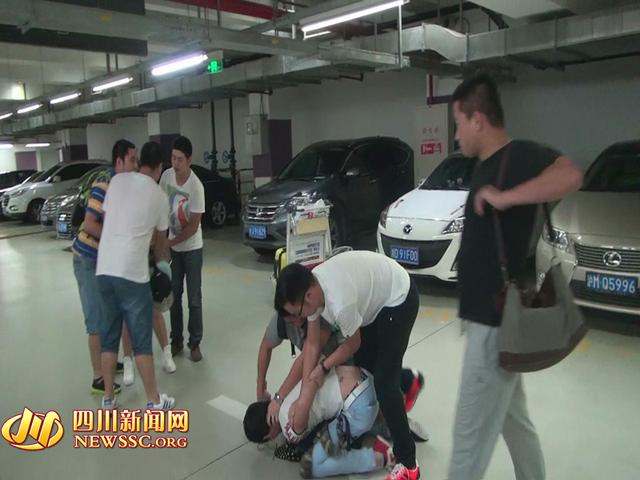 辦案人員在機場停車場抓獲胡某及其女友（警方視頻截圖）。