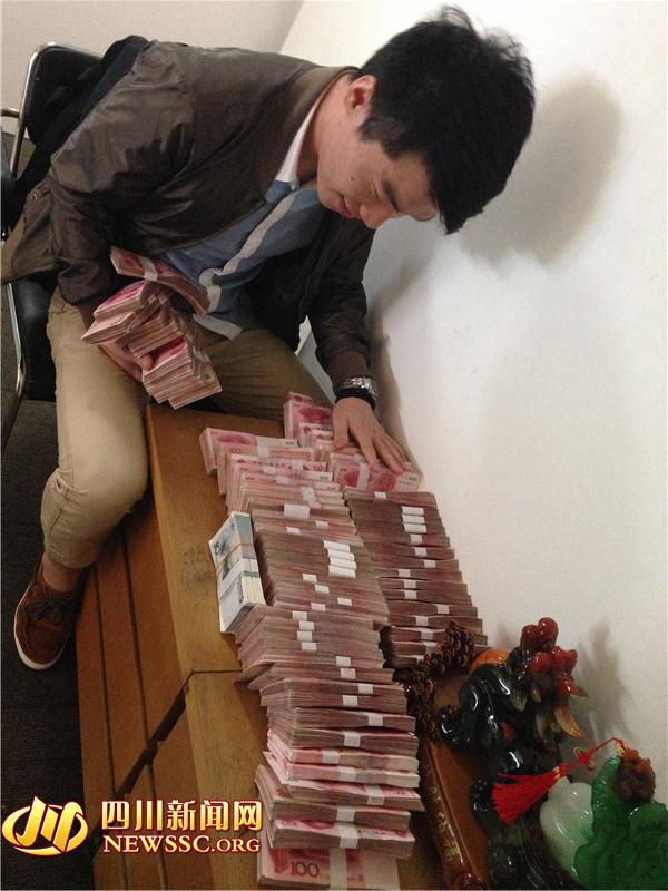 警方在犯罪嫌疑人手機中發(fā)現(xiàn)的照片，犯罪嫌疑人正在數(shù)騙來的贓款（警方提供）。