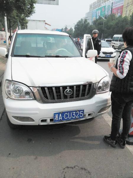 長(zhǎng)沙男子開公車違停吃罰單 妻女推搡交警被行拘