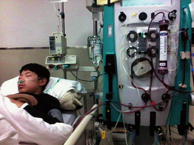 陜西17歲小伙患尿毒癥 母親欲捐腎救子(圖) 陜西17歲小伙患尿毒癥 母親欲捐腎救子(圖)