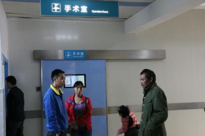 宇宇的父母和爺爺一直守候在手術(shù)室外。