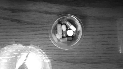 陸勇每日需服用的藥物，圈中為印度仿制抗癌藥。陸勇供圖