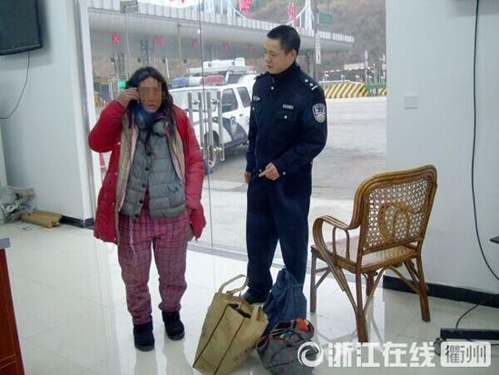 1月30日，衢州高速交警發(fā)現(xiàn)了徒步走在高速楓嶺關(guān)卡口的汪女士