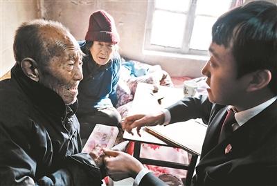 法官送去贍養(yǎng)費(fèi)。