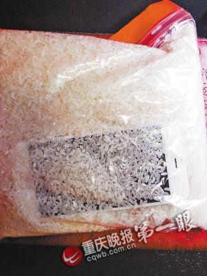落水后，把手機放進大米里吸水