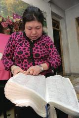 背單詞，是很多學(xué)生學(xué)習(xí)英語時最頭疼的事兒，而西安51歲大學(xué)英語老師李艷芝在兩年內(nèi)背完《英漢大詞典》22萬個英語詞匯，學(xué)生稱贊其為一本活的《英漢大詞典》；兒子自小患有自閉癥，生活不能自理，20年前又與丈夫離婚，面對生活的不幸，她秉承“你必須一直向前”的信念。