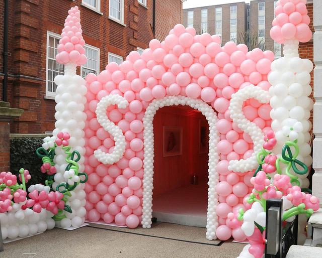 生日宴會(huì)入口處用氣球搭建成一個(gè)城堡模樣。