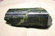 近日，商南縣奇石愛好者潘某在青山鎮(zhèn)鐵礦開采區(qū)發(fā)現(xiàn)一塊疑似綠簾石，有待相關(guān)專家和權(quán)威機(jī)構(gòu)認(rèn)定。