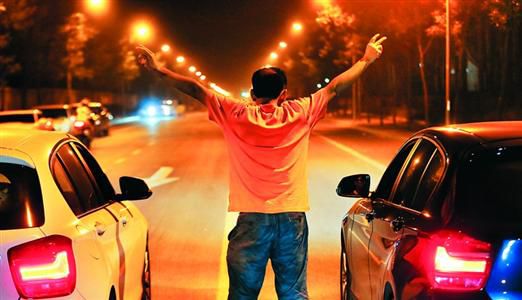 2013年8月25日凌晨，北京，在東壩大街路口進(jìn)行的一場(chǎng)飆車。