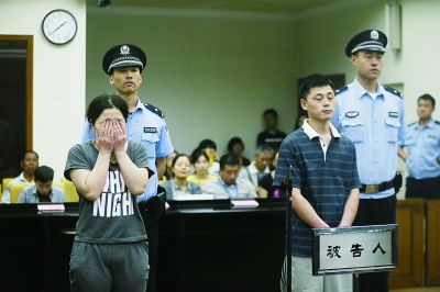 聽到判決，賈某（左）哭了起來。一直到被帶離法庭，夫妻倆沒說一句話