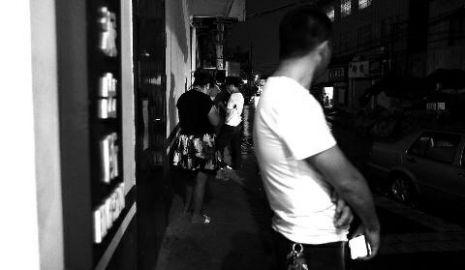 通過聊天軟件陌陌，男子小黃認(rèn)識了女孩小李，兩三天后，兩人就住到了一起。但好景不長，兩人在一起僅過了十幾天，戀愛關(guān)系即破裂，小黃稱曾給小李花了一萬余元。日前，小黃以詐騙為由將小李帶到派出所。