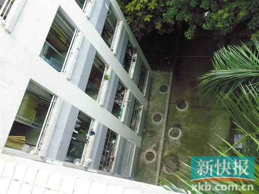 據(jù)目擊者稱,當(dāng)時(shí)墜樓者躺在右排中、下兩個(gè)井蓋中間附近。