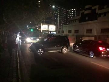 10月22日被推到路面的車攔住了公交車。（圖據(jù)網(wǎng)絡(luò)）