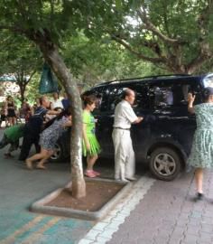 今年夏天壩壩舞成員將一輛小車推向公路。（圖據(jù)網(wǎng)絡(luò)）