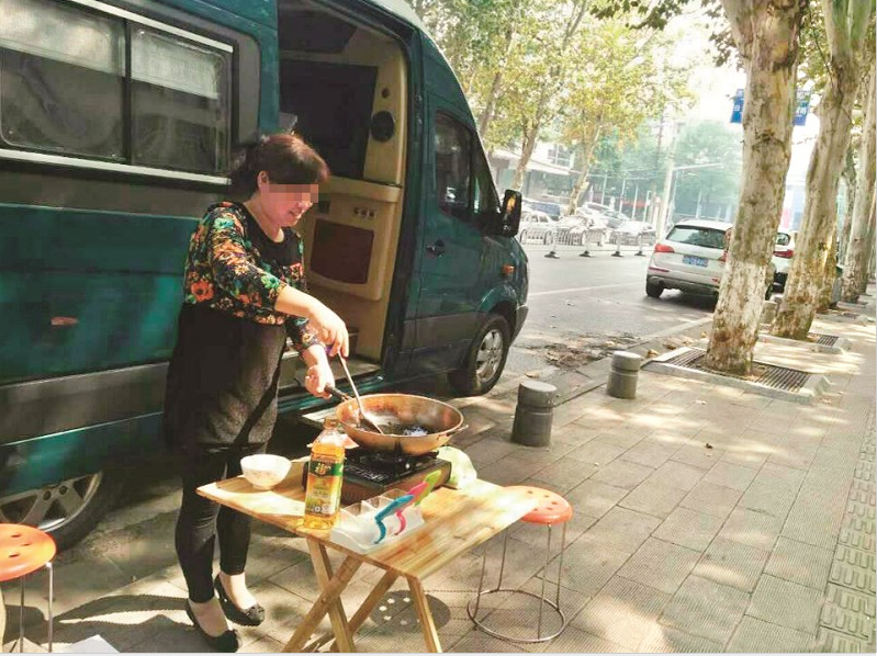 家長(zhǎng)派房車駐校保證孩子午休 保姆當(dāng)街炒菜做飯