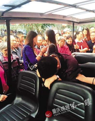 偷拍男子（前）照片來源于網(wǎng)絡(luò)，請作者與重慶晚報聯(lián)系