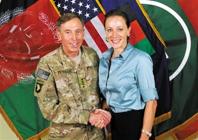 北約公布的一張彼得雷烏斯和布羅德韋爾握手的照片。