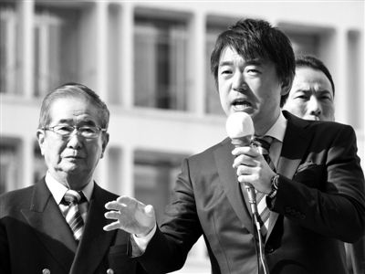 29日，日本著名極右翼分子石原慎太郎（左）和新生代右翼政客橋下徹在東京街頭演講拉票。