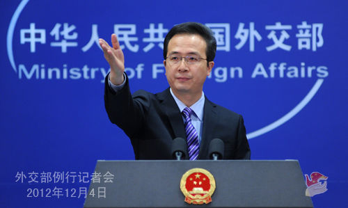 外交部發(fā)言人洪磊主持例行記者會(huì)。