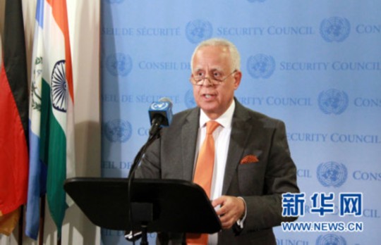 12月12日，在美國(guó)紐約聯(lián)合國(guó)總部，安理會(huì)本月輪值主席、摩洛哥常駐聯(lián)合國(guó)代表盧利什基向媒體宣讀聲明。聯(lián)合國(guó)安理會(huì)12日發(fā)表媒體聲明，對(duì)朝鮮發(fā)射衛(wèi)星的行為表示譴責(zé)。 新華社記者林瓊攝