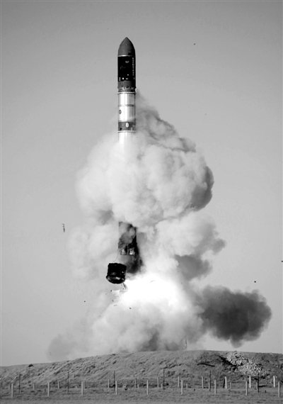 　2007年6月15日，俄羅斯在哈薩克斯坦的軍事場(chǎng)地試射一枚“RS-20”導(dǎo)彈。尚未有媒體公布新型固