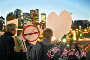 　14日，在美國(guó)首都華盛頓白宮外，民眾舉行燭光集會(huì)，悼念當(dāng)日康涅狄格州桑迪胡克小學(xué)槍擊案遇難者，呼吁