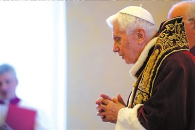 ?11日，本篤十六世出席主教會(huì)議，宣布將于本月28日退位。圖/CFP