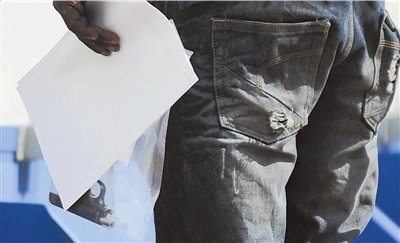 涉案手槍。新華社發(fā)