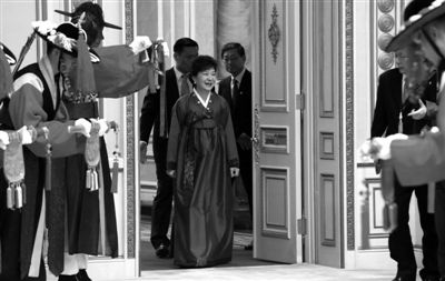 2月25日，韓國首爾，韓國首位女總統(tǒng)樸槿惠身著傳統(tǒng)韓服出席晚宴。