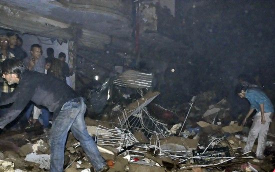 3月3日，在巴基斯坦南部城市卡拉奇，救援人員在爆炸現(xiàn)場(chǎng)工作。