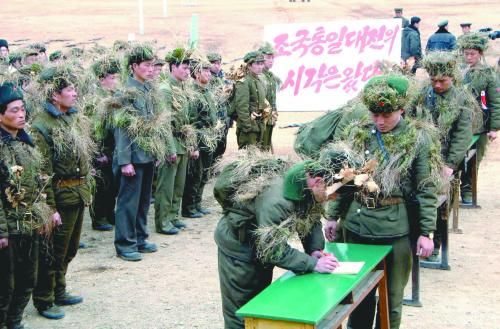 朝鮮中央通訊社13日公布的照片顯示，朝鮮工農(nóng)赤衛(wèi)隊員正在進(jìn)行“戰(zhàn)前訓(xùn)練”。