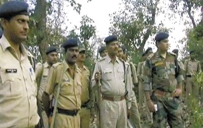 電視畫(huà)面顯示，大量警察在案發(fā)地搜查疑犯。