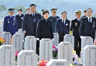 26日，韓國(guó)總統(tǒng)樸槿惠參加“天安”艦事件3周年紀(jì)念活動(dòng)，悼念在事件中身亡的韓國(guó)士兵。